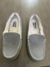 Koolaburra by UGG Tipton Mens Size 9 Gray Suede Faux Fur Moccasin Slippers