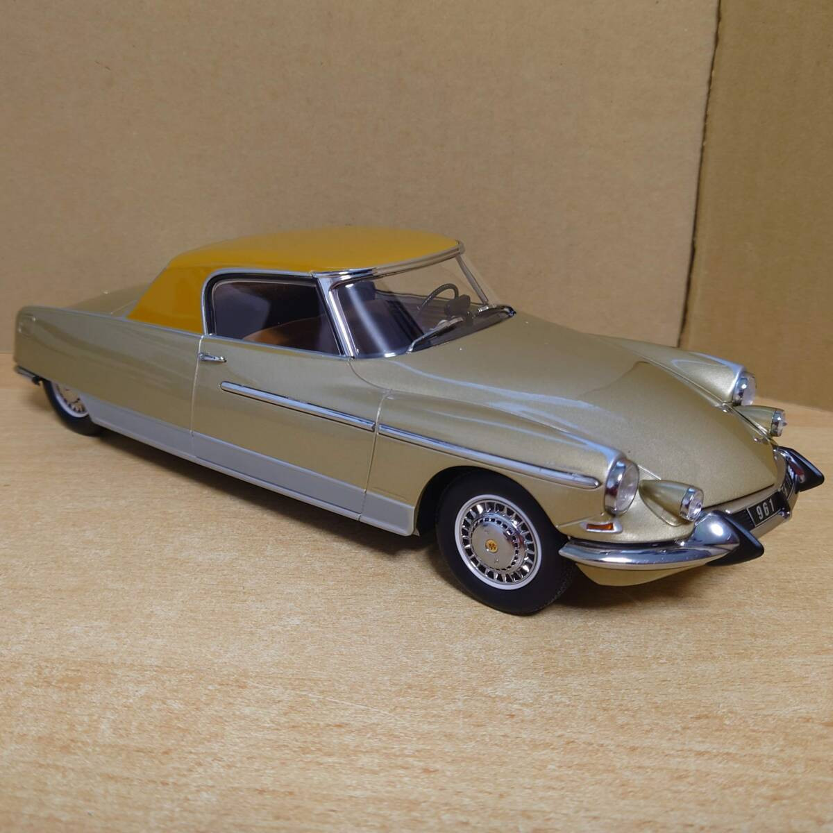 1/18 シトロエンDS 1964 CITROEN DS 19 Le Dandy Metal-18 1:18 Citroen DS 19 Chapron Le Dandy year 1964 red