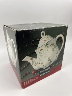 Pfaltzgraff Winterberry  Stoneware  Sculpted Teapot Christmas New Open Box 4 Cup