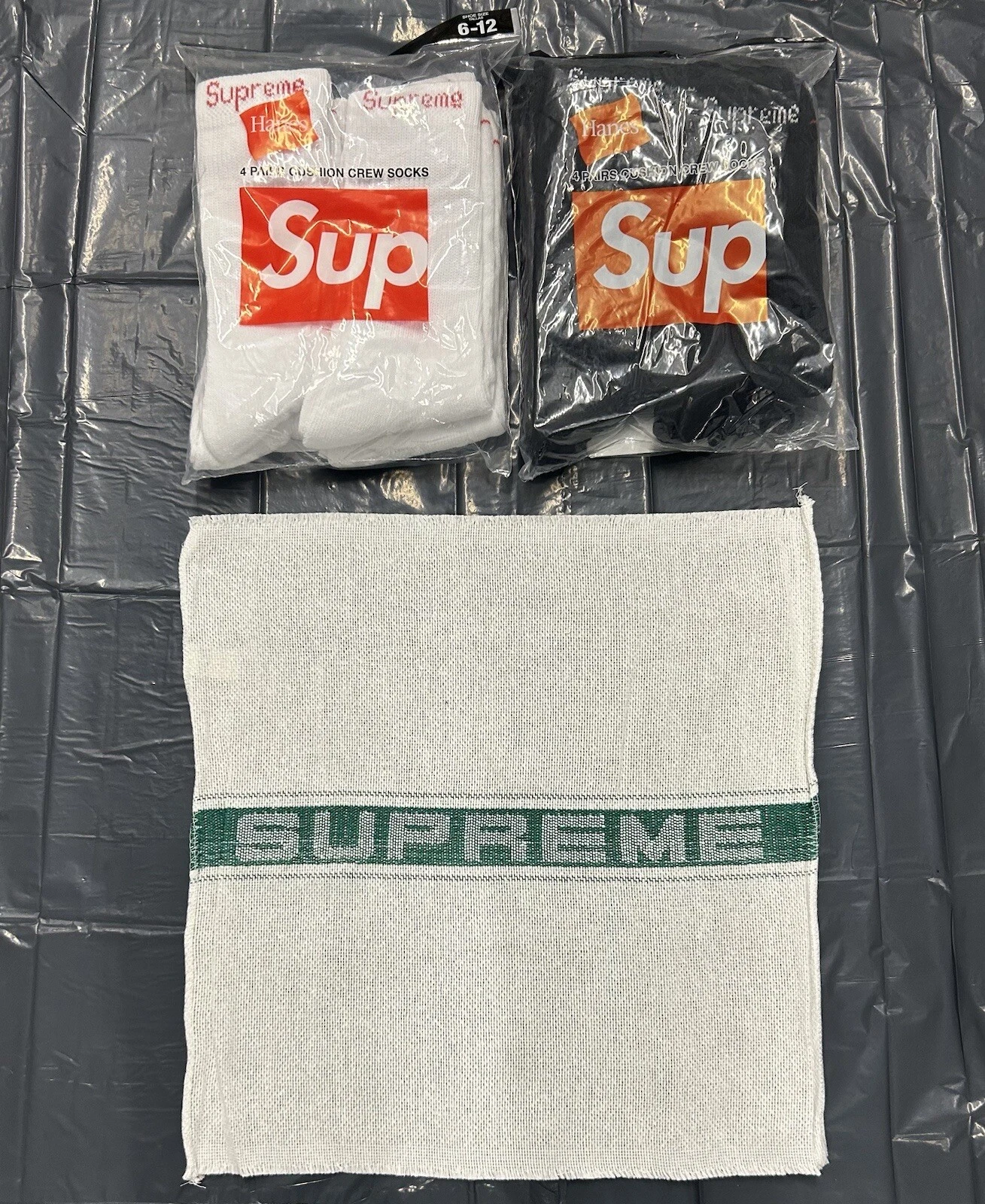 Chaussettes Supreme Hanes blanches noires serviette de magasin vert