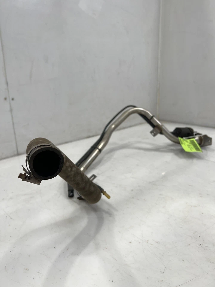 07-15 Jaguar XK Conjunto de cuello de llenado de combustible Tubo de llenado de combustible OEM C2P17813 Foto 4 de 4