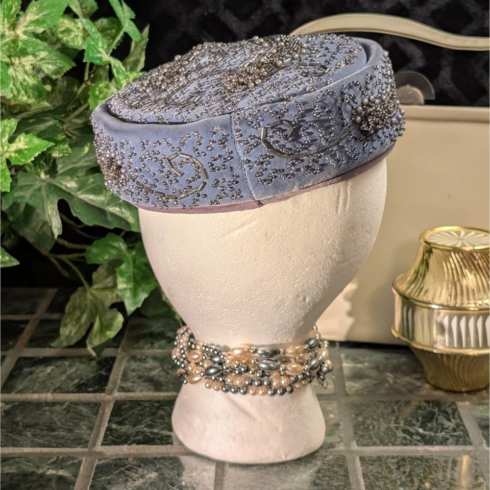 Forro borboleta chapéu caixa de comprimidos de veludo azul em pó alta costura meados do século - Imagem 3 de 4