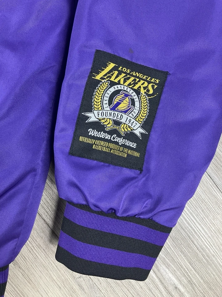Chaqueta de bombardero de satén de Los Angeles Lakers para hombre talla pequeña Foto 4 de 4