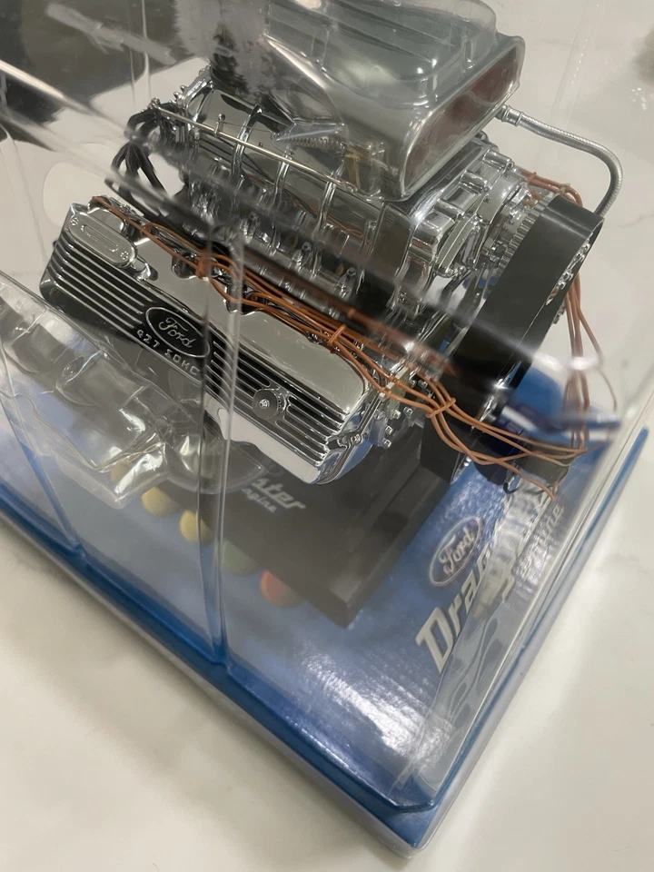 Modelo/pantalla de motor Ford Dragster con piezas móviles Foto 4 de 4
