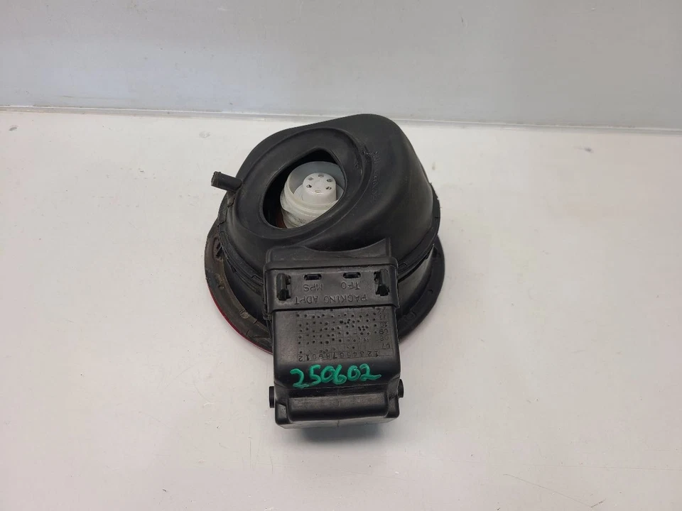 Honda Fit Sport 2013 puerta de llenado de combustible *rojo/-R81*  Foto 4 de 4