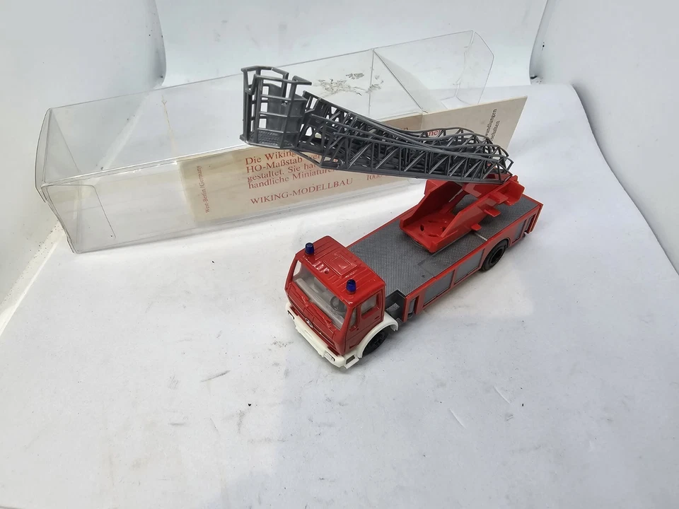 CAMIÓN DE BOMBEROS ESCALERA EXTENSIBLE MERCEDES ESCALA HO WIKING EN ESTUCHE DE PLÁSTICO. Foto 2 de 4