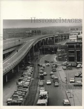 Foto de prensa 1986 tráfico desviado debido a fuga de camión cisterna de gasolina Arrow L.P. en masa.