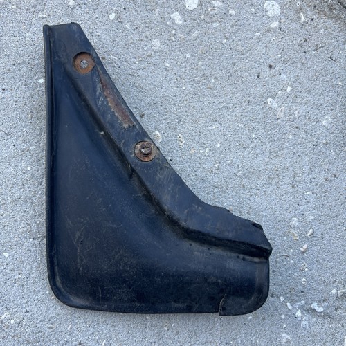 AE86 1984 - 1987 Toyota Corolla GTS 1.6l Mud Flap Front Right - Picture 4 of 4