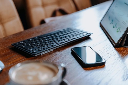CHERRY KW 9200 MINI, compact multi-device keyboard for up to 4 devices, British - Bild 7 von 7