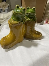 Cracker Barrel Stoneware frog and boots salt and pepper Shakers New In Box