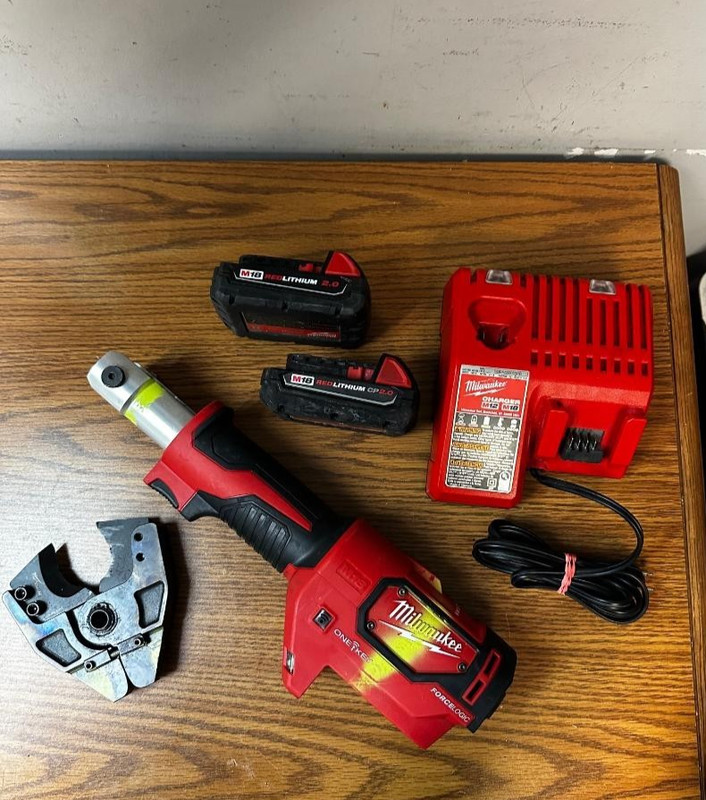 Milwaukee M18 FORCE LOGIC Cable Cutter with 750 MCM Cu Jaws