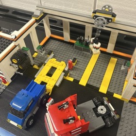 LEGO #7642 Garage &ndash; Complete w Instructions & Minifigs 2009 Retired & Rare!