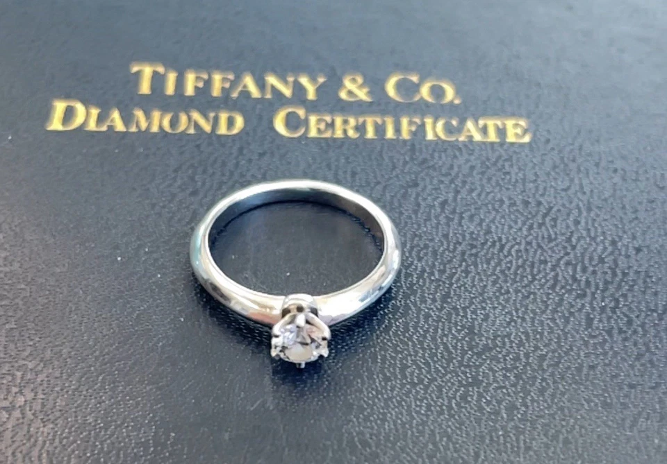 TIFFANY & Co. Anillo de compromiso redondo de platino brillante de 0,40 quilates con diamantes talla 5,5 Foto 4 de 4