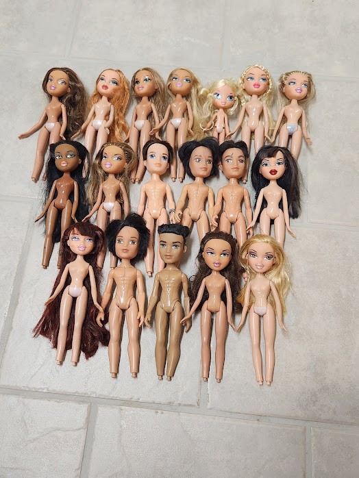 Huge Lot Of 18 Random 2000 2010 - Used Condition Mga Mattel