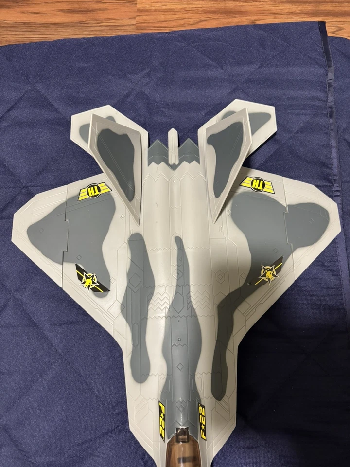 True Hero F-22 Raptor aeronave escala 1 18 BBI Elite Force compatível RARO  - Imagem 3 de 4