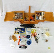 Nähkasten Holz gefüllt Nähzubehör Konvolut Schere Garn Nadeln Knöpfe alt