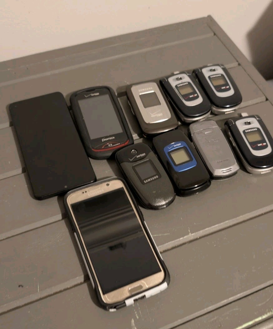 Vintage Cell Mobile Flip Phone Lot of 10 Samsung Pantech and