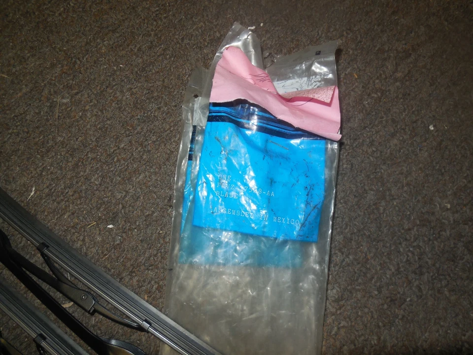 Limpiaparabrisas Lincoln Town Car 1995-1997 F5VZ-17528-AA nuevo en stock Foto 2 de 2