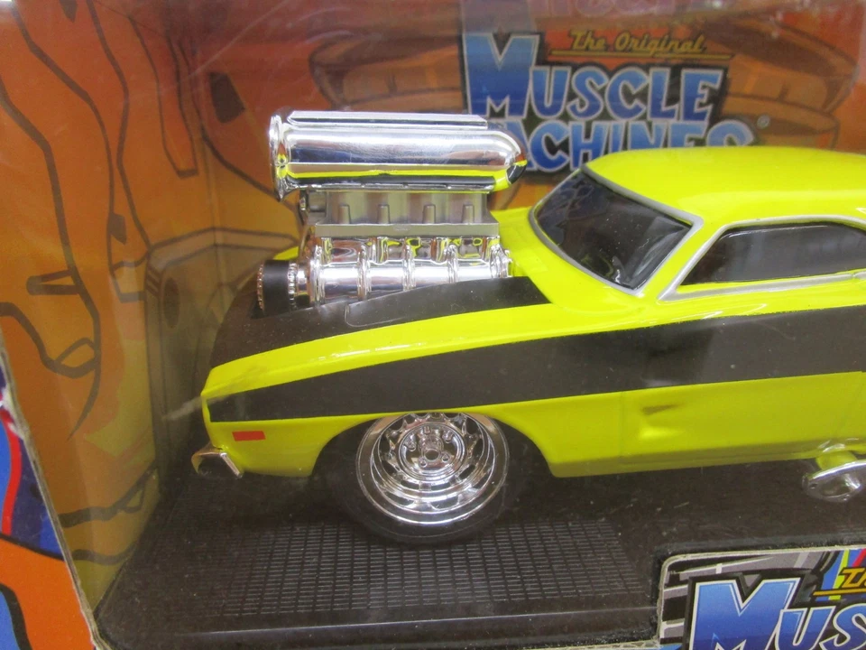1969 Dodge Charger R/T MUSCLE MACHINES 1/24 MM yellow box diecast car Z - Image 3 of 4