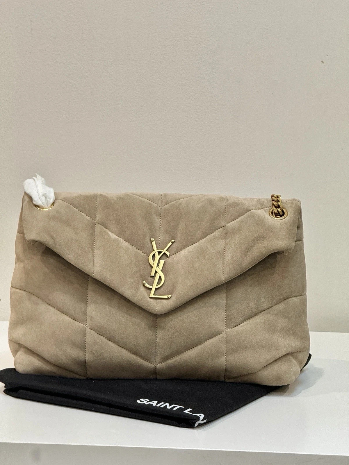 Borsa a tracolla media Saint Laurent Lou Puffer in camoscio trapuntato beige $3800