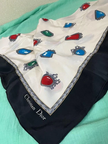 Foulard vintage Dior en soie blanc rouge bleu vert joli motif 33,86 pouces