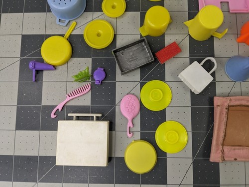 Vintage Mode Puppe Geschirr Set Töpfe Pfannen Haarschmuck Konvolut - Bild 12 von 18