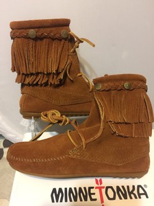 minnetonka double fringe tramper boot