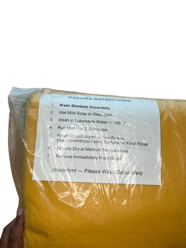 Beacon VTG Gold 100% Acrylic Blanket Twin/Full Size 72x90 Nylon Binding Sealed - Picture 7 of 7