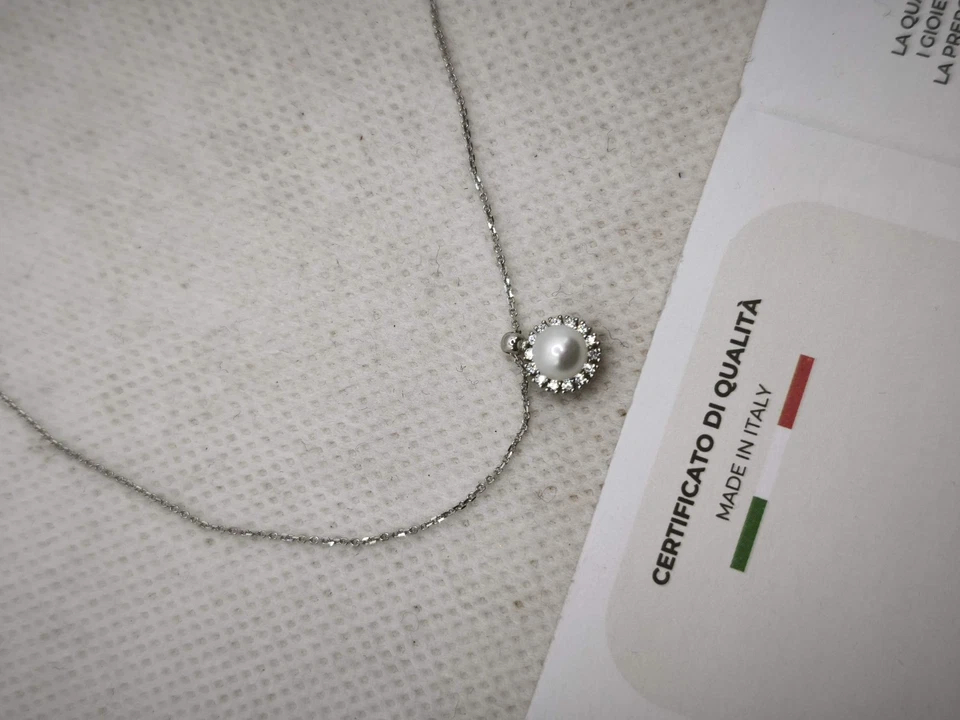 Collana con Perla Naturale In Oro Bianco  9 Kt Contornato Da Zirconi - Immagine 4 di 4