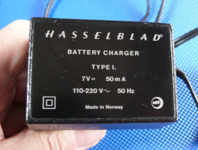 HASSELBLAD: LADEGERÄT FÜR 500 ELEKTRISCH- ÄSTHETISCH MITTEL SEHR GUTER FUNKTION