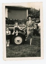 PHOTO snapshot amateur 1951, une voiture ancienne roue jante old car