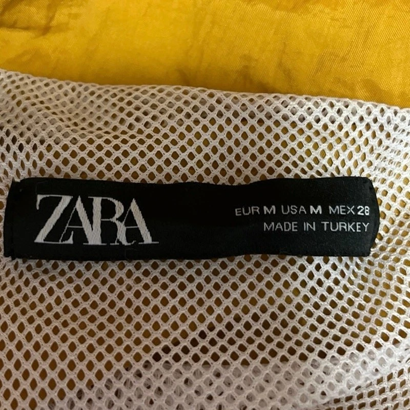 Chaqueta cortavientos con capucha bolsillos cuello alto cremallera amarilla Zara M  Foto 3 de 4