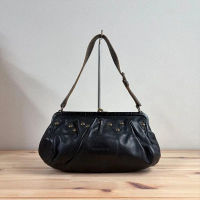 Sac à bandoulière Miu Miu Y2K clouté en cuir noir avec fermoir authentique - Photo 1/4