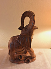 Elefant Holzschnitzerei von Luis Potosi (Ecuador).