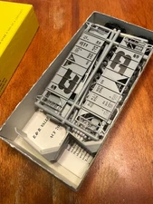 E&B Valley Railroad Co 5022 ACF 70 Ton Covered Hopper BN 430410 KIT
