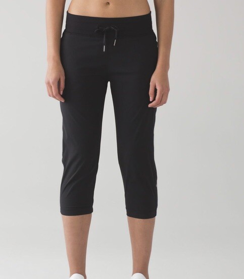 Lululemon cropped dance studio Pant bottoms capri black Size 4 EUC