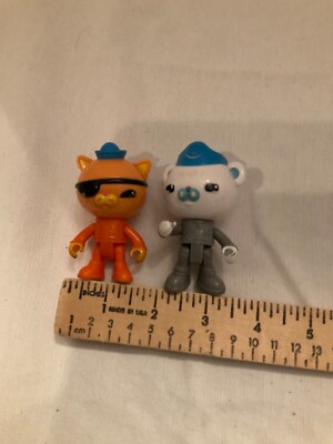 Two small action figures Toys Plastic