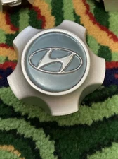 01 05 Hyundai Santa Fe Center Cap Repainted Silver 52960-26200   1 Piece
