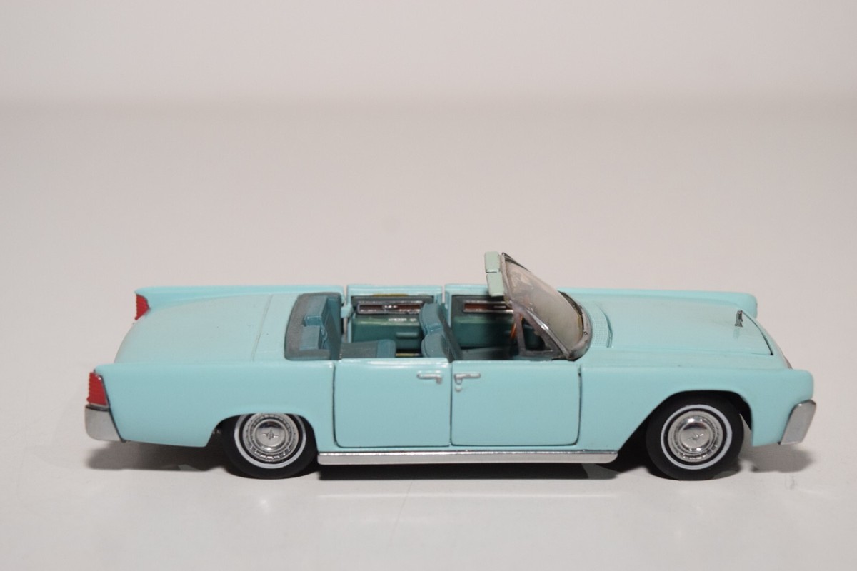 B7 1:43 FRANKLIN MINT LINCOLN CONTINENTAL CONVERTIBLE BLUE