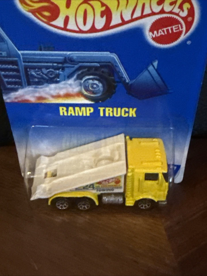 Hot Wheels Vintage Ramp Truck 24 HR Towing White Yellow 187.  1991 - Image 2 of 4