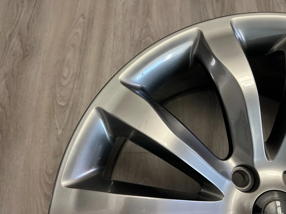 2015 - 2022 Chrysler 300 aro de roda 20x8" original do fabricante 2540 com tampa hiper prata - Imagem 2 de 4