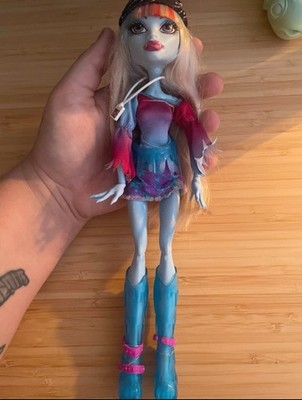 Monster High Abbey Bominable Music Festival Puppe komplett.