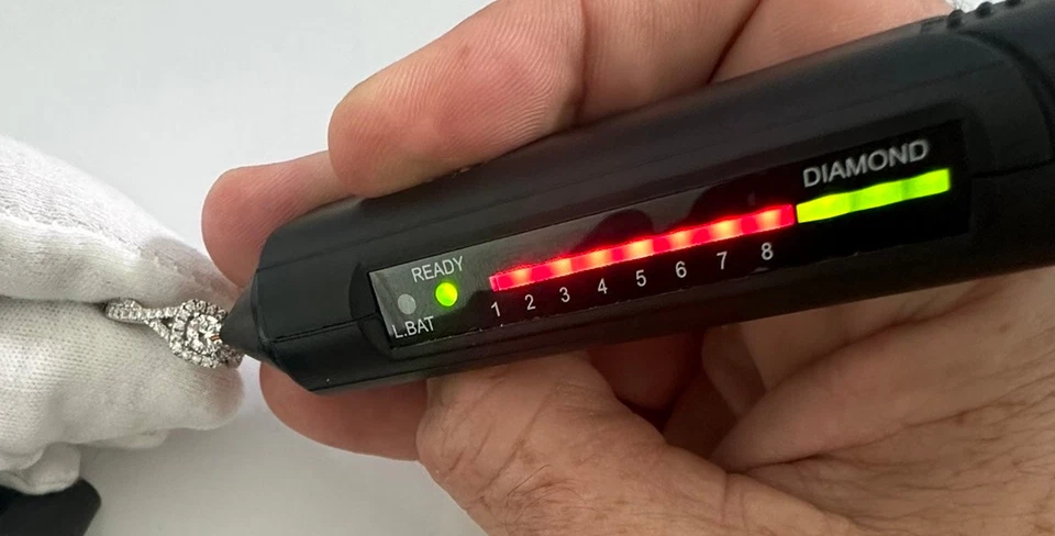 Anillo de compromiso de boda de oro blanco de 14 K Vera Wang Love de diamantes naturales de 1 quilate Foto 4 de 4