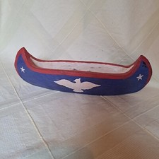 Piccola barca in legno intagliato tema americano rosso bianco e blu. Ottimo per decorazione tavola