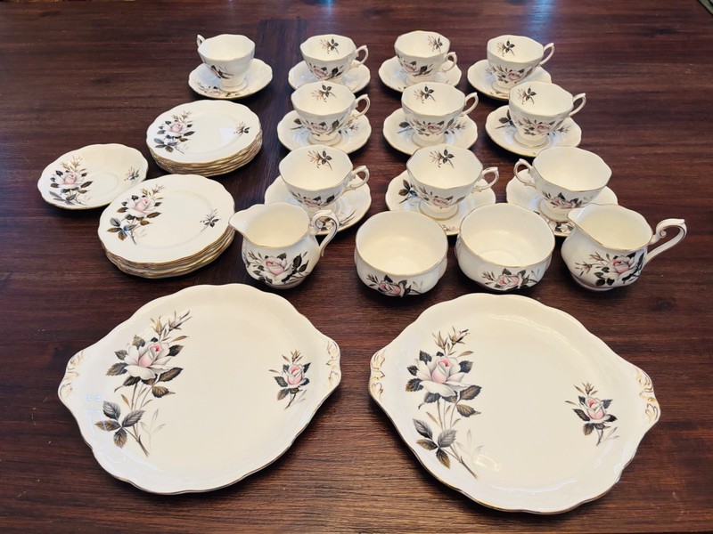 Royal Albert Queen's Messenger England 39 Piece Bone China Set 