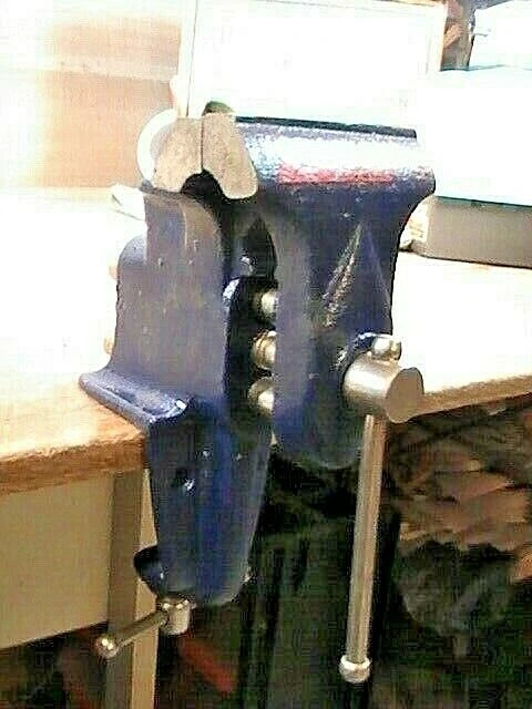 POWR-KRAFT #S4-3-5426 2-1/2" CLAMP-ON BENCH VISE W/ 2-1/2" OPENING PRE-OWNED  - Image 2 of 4