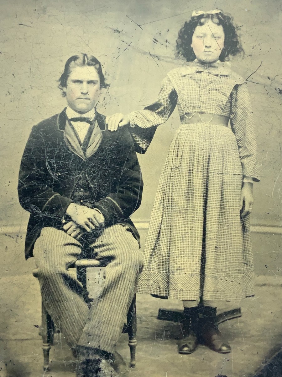 A・Mの肖像 Tintype Sitting Man and Standing Woman Antique Photograph 3inx2