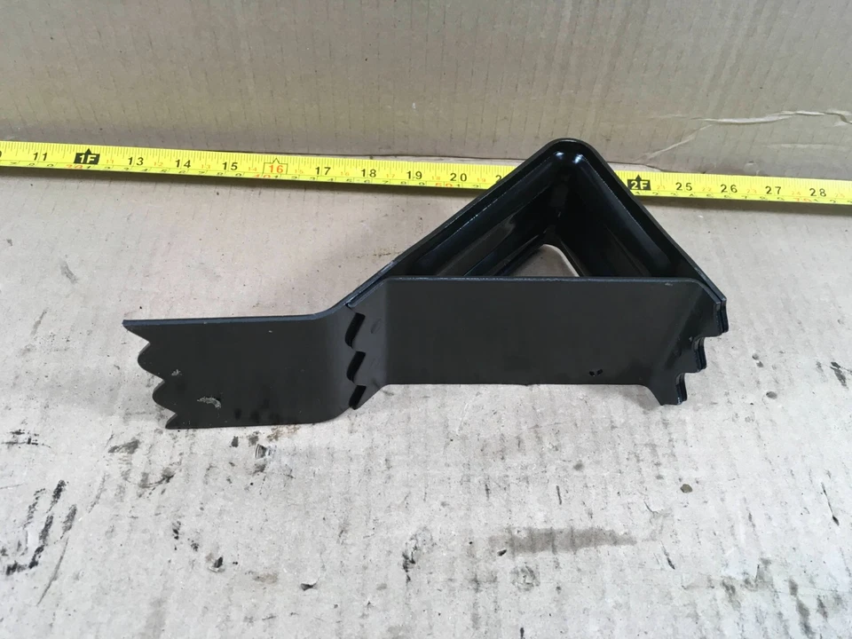 Range Rover HSE 2003-2012 soporte de cuña de cuña de rueda OEM. Foto 2 de 4