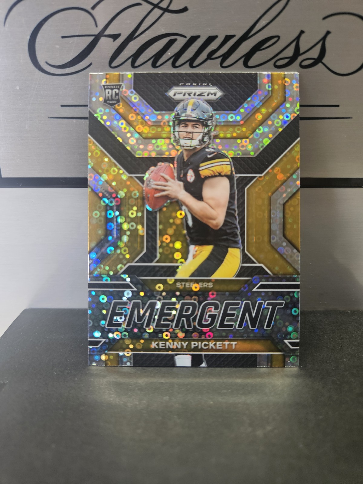 KENNY PICKETT - 2022 Panini Prizm Emergent No Huddle #1 - Pittsburgh Steelers