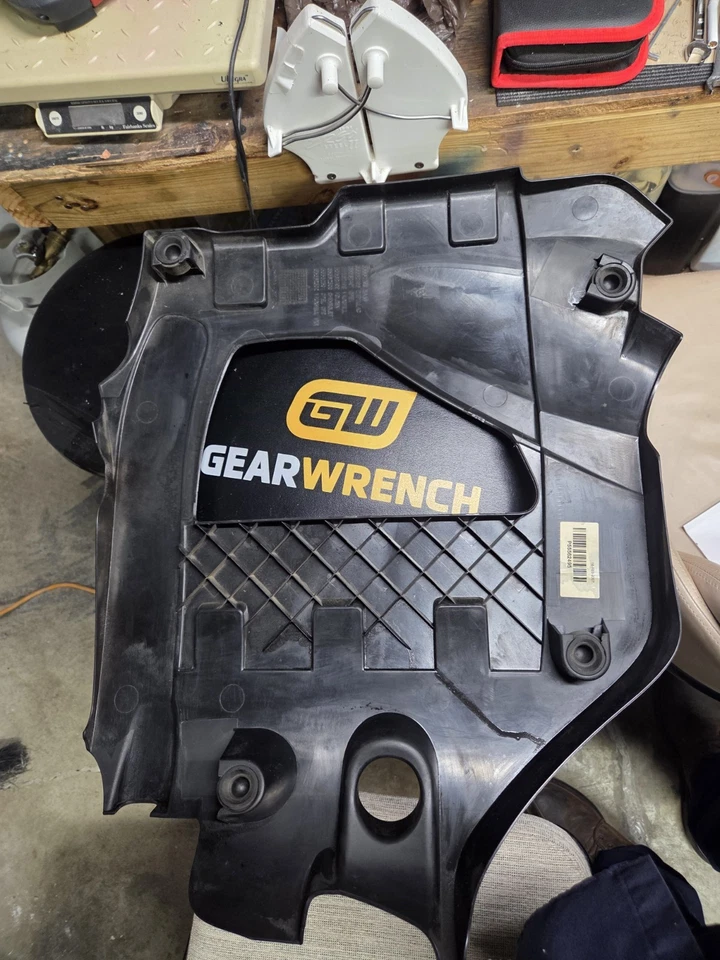 Saab 9‐3 V6 Turbo Engine Cover Aero 2.8L Turbo 55562495 OEM Usado 2006–2011 - Imagem 3 de 4